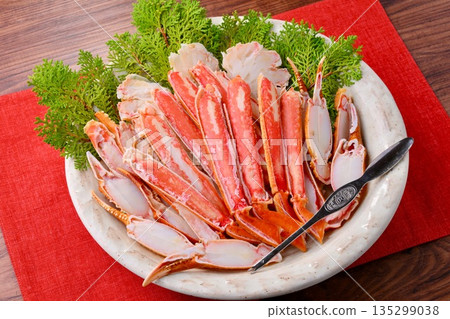 New Year's dish, snow crab, snow crab, snow crab, snow crab, half cut legs. Seafood dish. New Year's dish, snow crab, snow crab, snow crab, snow crab, half cut legs. Seafood dish. 135299038