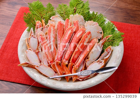 新年菜餚，雪蟹，雪蟹，雪蟹，雪蟹，半隻蟹腿。海鮮菜。 135299039