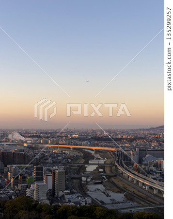 晨曦照亮了城市景觀 135299257