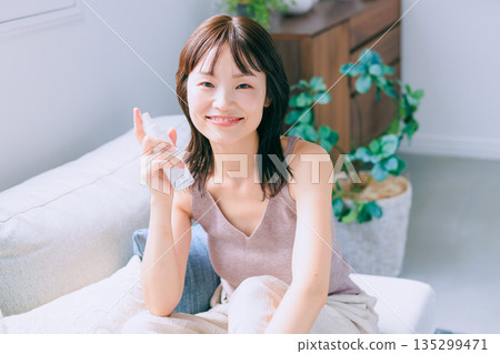 年輕女性的美麗形象 135299471