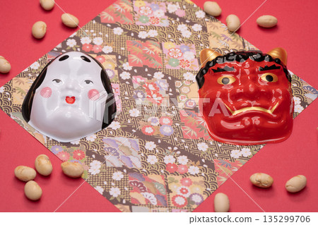 紅色背景上的節分圖,上面有豆子和鬼面具 紅色背景上的節分圖,上面有豆子和鬼面具 135299706