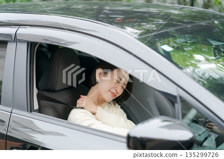 一個女人開車 135299726