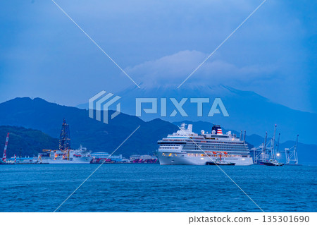 (靜岡縣)黎明時分,飛鳥三號駛入清水港,背景是富士山(深海鑽井船地球號停泊在左後方)。 (靜岡縣)黎明時分,飛鳥三號駛入清水港,背景是富士山(深海鑽井船地球號停泊在左後方)。 135301690