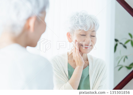 老年婦女感覺皮膚濕潤 135301856