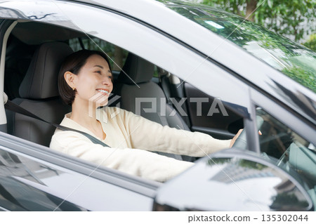 一個女人開車 135302044