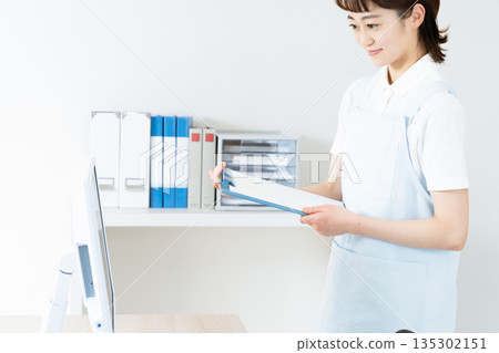 從事辦公室工作的女性必要工作人員 135302151
