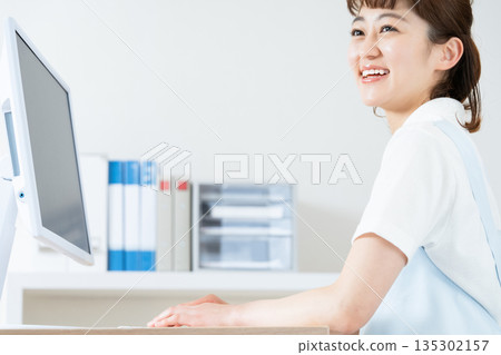 從事辦公室工作的女性必要工作人員 135302157