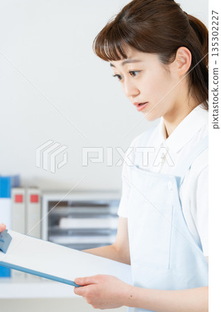 從事辦公室工作的女性必要工作人員 135302227