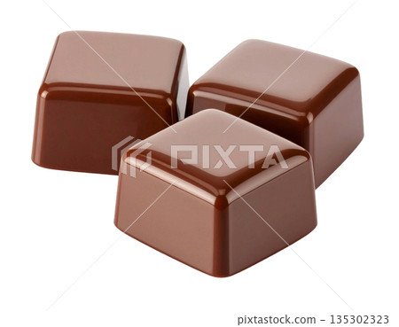 白色背景上的三塊牛奶巧克力 135302323