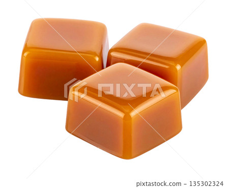 三顆焦糖擺放在白色背景上 135302324