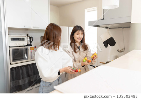 女人在廚房挑選香料 135302485