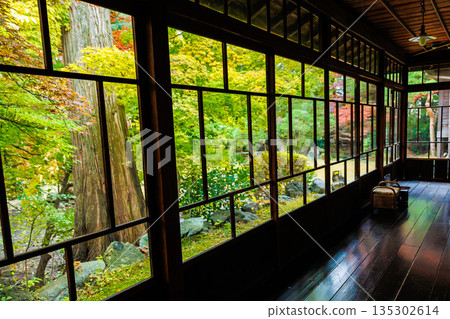 大氣的老日本房子景觀材料 135302614