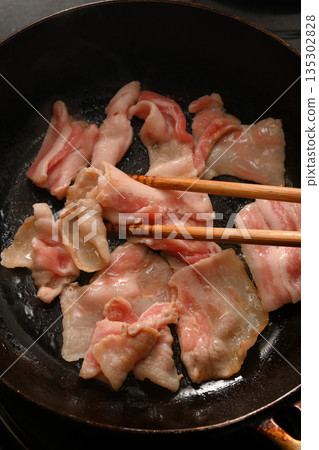 fry pork belly 135302828