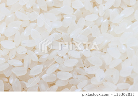Texture of white rice grains 135302835