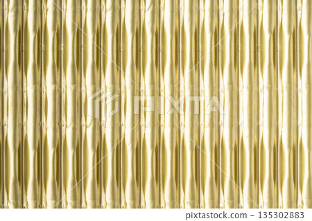 金色單面硬紙板的特寫 135302883