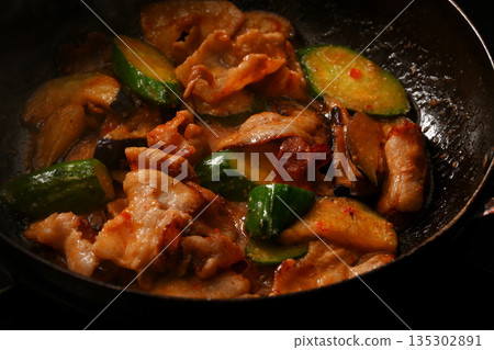 辣味噌炒茄子、小黃瓜、豬肉的烹飪場景 135302891