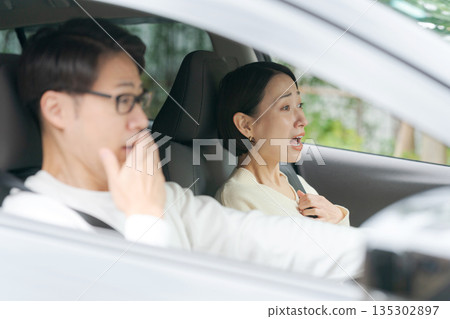 夫婦倆的車出了問題 夫婦倆的車出了問題 135302897