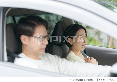 夫婦倆的車出了問題 夫婦倆的車出了問題 135302899