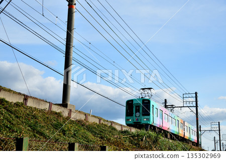 行駛在磯浦海岸附近的吉祥列車（南海電鐵加太線）[和歌山縣和歌山市] 135302969
