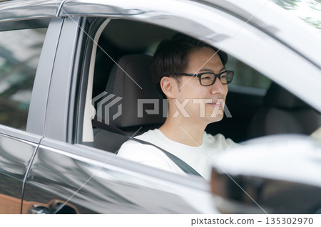 男子駕駛一輛車 135302970
