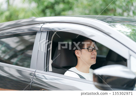 男子駕駛一輛車 135302971