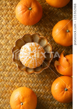 Fresh oranges 135302988