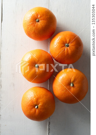 Fresh oranges 135303044