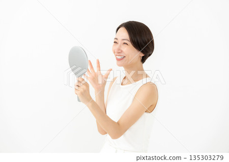 驚訝的中年婦女 驚訝的中年婦女 135303279