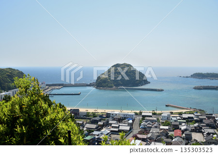 View of Inazumi Island from Manpukuji Temple (Konpira Shrine) [Susami Town, Wakayama Prefecture] 135303523