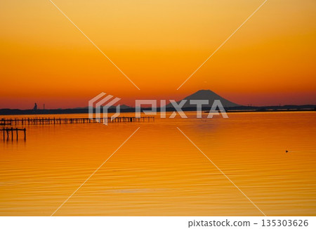 霞浦湖的日落，鑽石富士湖的暮光景色 135303626