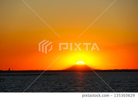 霞浦湖日落時分，鑽石富士美景盡收眼底。 135303629