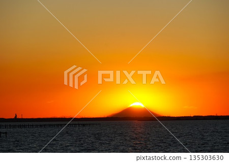 Sunset over Lake Kasumigaura Diamond Fuji Twilight scenery Sunset over Lake Kasumigaura Diamond Fuji Twilight scenery 135303630