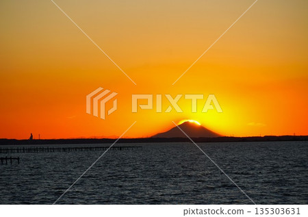 Sunset over Lake Kasumigaura Diamond Fuji Twilight scenery 135303631