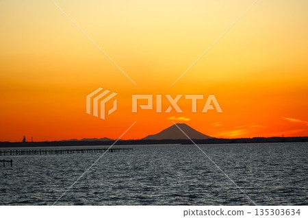 霞浦湖的日落，鑽石富士湖的暮光景色 135303634