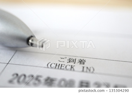 飯店預訂確認單上的入住抵達日期欄。 135304290