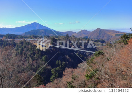 日本最高的步行橋(九重「夢」懸索橋,從北面朝向和久外岳) 日本最高的步行橋(九重「夢」懸索橋,從北面朝向和久外岳) 135304332