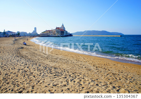 Sea and sandy beach of "Seaside Momochi Seaside Park" in Sawara Ward, Fukuoka Prefecture_57 135304367