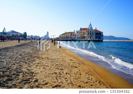 Sea and sandy beach of "Seaside Momochi Seaside Park" in Sawara Ward, Fukuoka Prefecture_51 135304382
