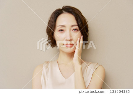 中年女性肖像，棕色背景，看向鏡頭 135304385