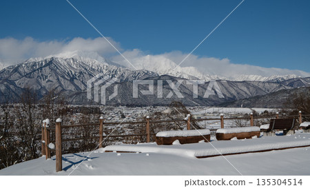 從高地眺望城市景觀和冬季的北阿爾卑斯山脈 從高地眺望城市景觀和冬季的北阿爾卑斯山脈 135304514