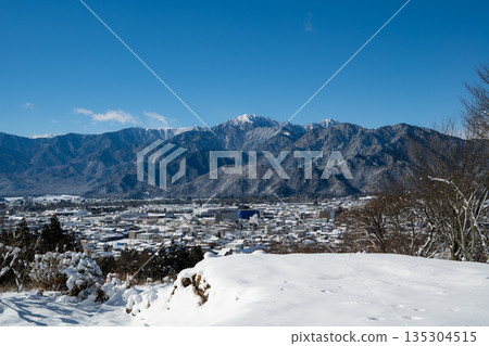 從高地眺望城市景觀和冬季的北阿爾卑斯山脈 135304515