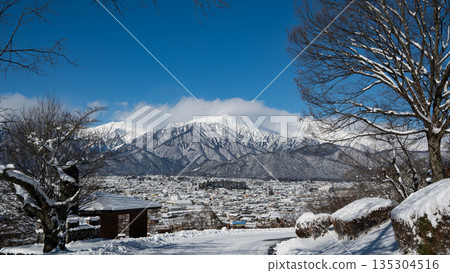 從高地眺望城市景觀和冬季的北阿爾卑斯山脈 135304516