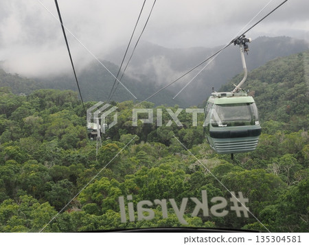 越過雲層和森林-從空中纜車上看到的景色 越過雲層和森林-從空中纜車上看到的景色 135304581