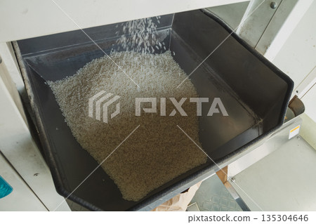 使用投幣式碾米機進行碾米 使用投幣式碾米機進行碾米 135304646
