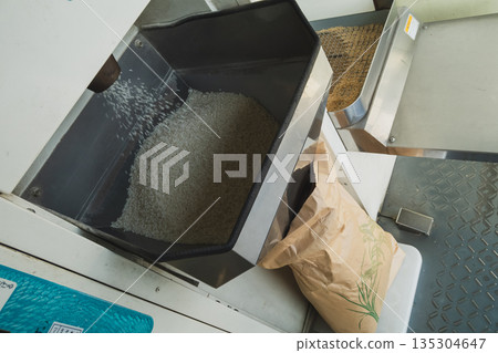 使用投幣式碾米機進行碾米 135304647