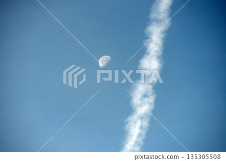 月亮和飛機雲 135305508