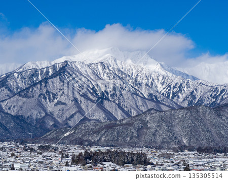 白雪皚皚的北阿爾卑斯山脈,位於長野縣大町市 白雪皚皚的北阿爾卑斯山脈,位於長野縣大町市 135305514