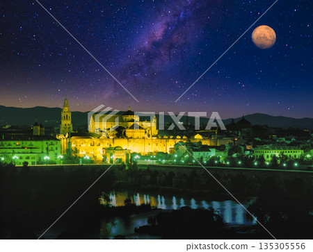 夜幕下的科爾多瓦老城與羅馬橋 夜幕下的科爾多瓦老城與羅馬橋 135305556
