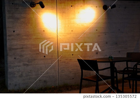 夜晚咖啡館露台的寧靜氛圍 135305572