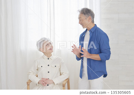 Senior couple having a conversation in the living room 135305605
